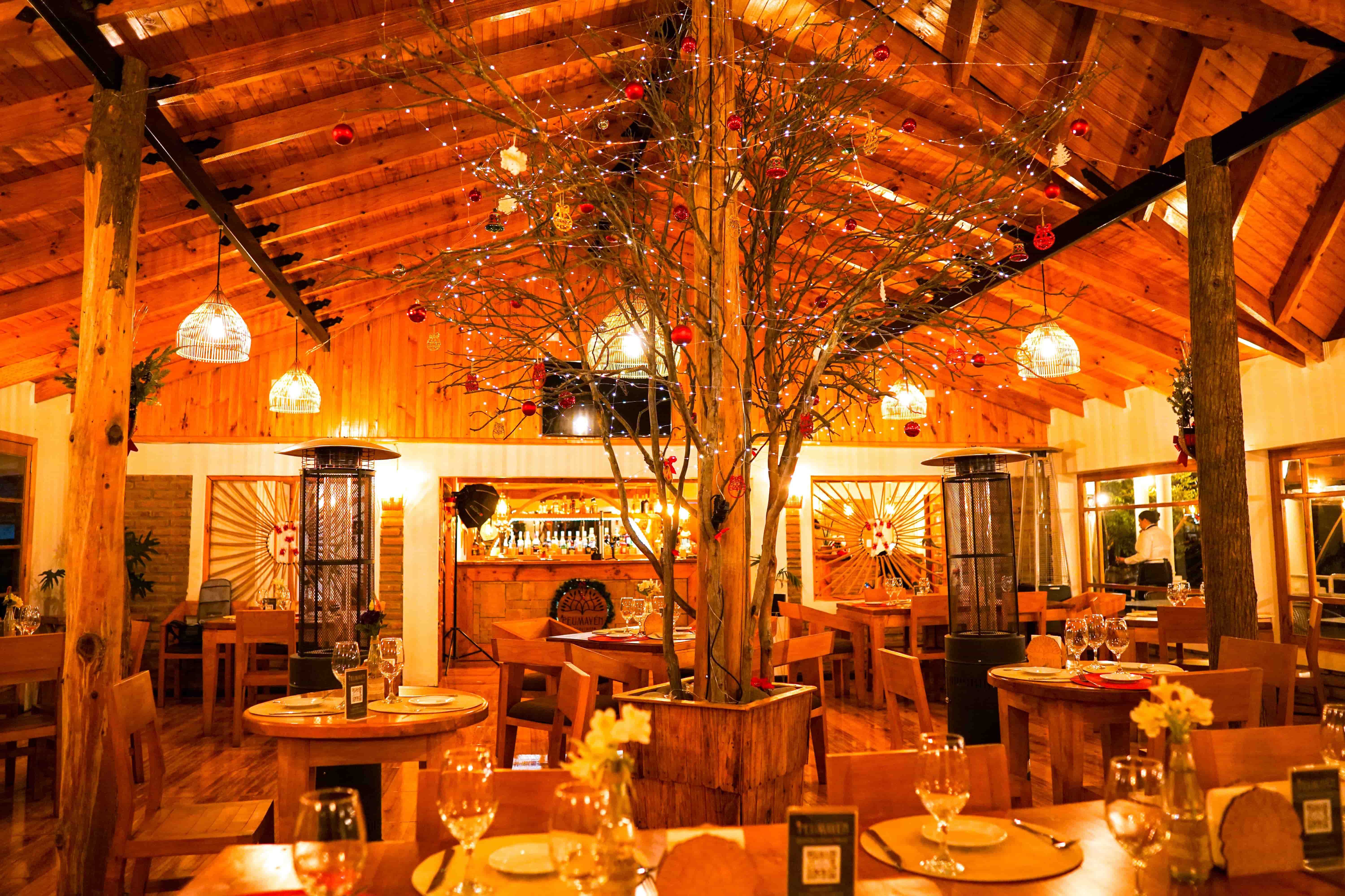 Salón principal de Peumayén con vigas de madera y mesas preparadas